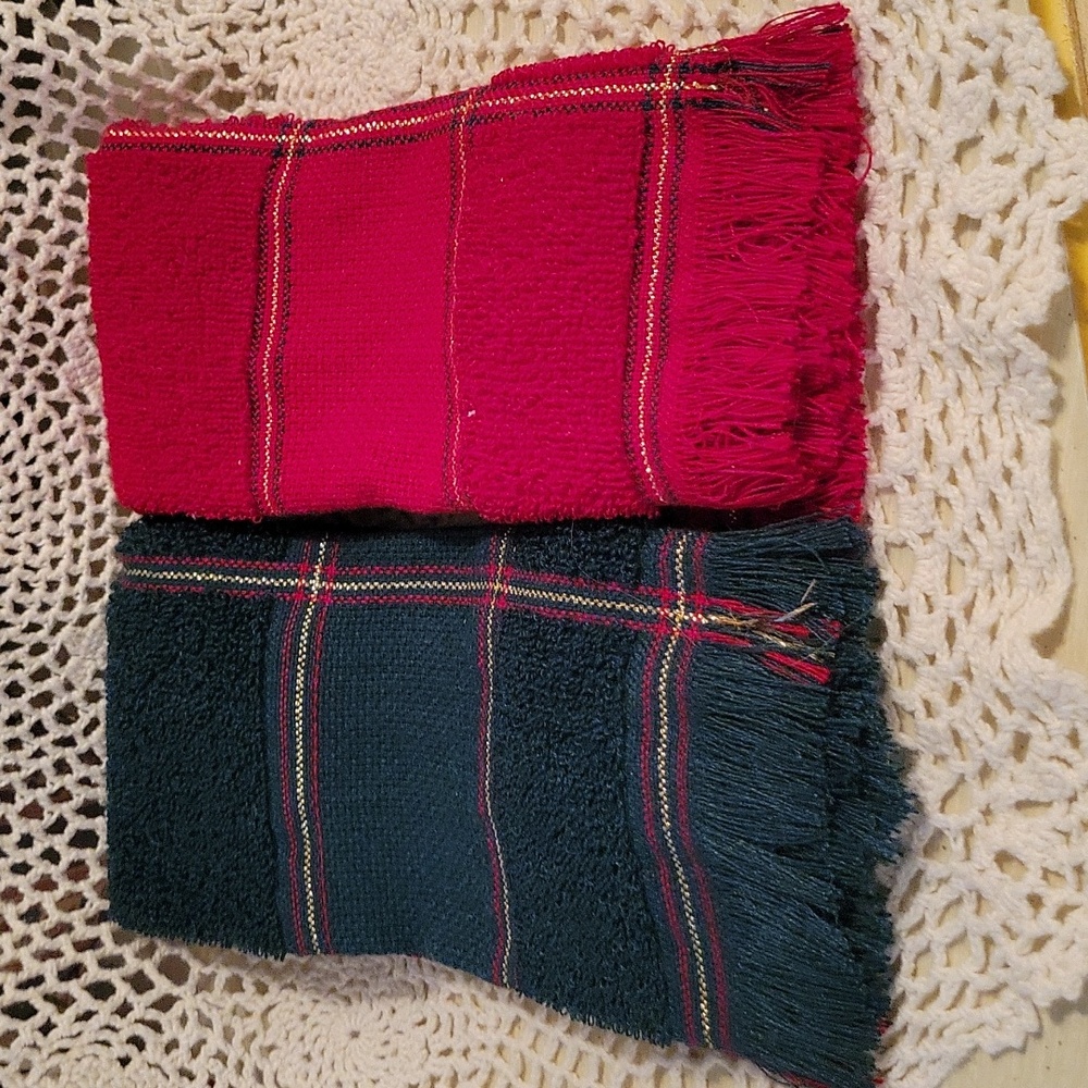 Red and green hand towels